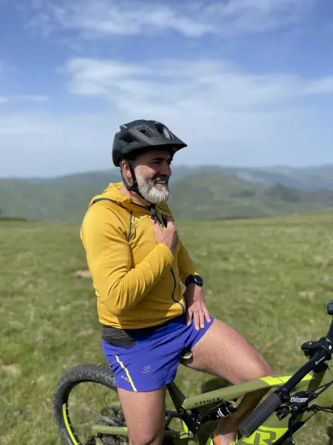 Eric dutrey, en tenue de Vtt, prêt à accueillir un groupe de randonneurs en vtt électrique au Pays Basque.