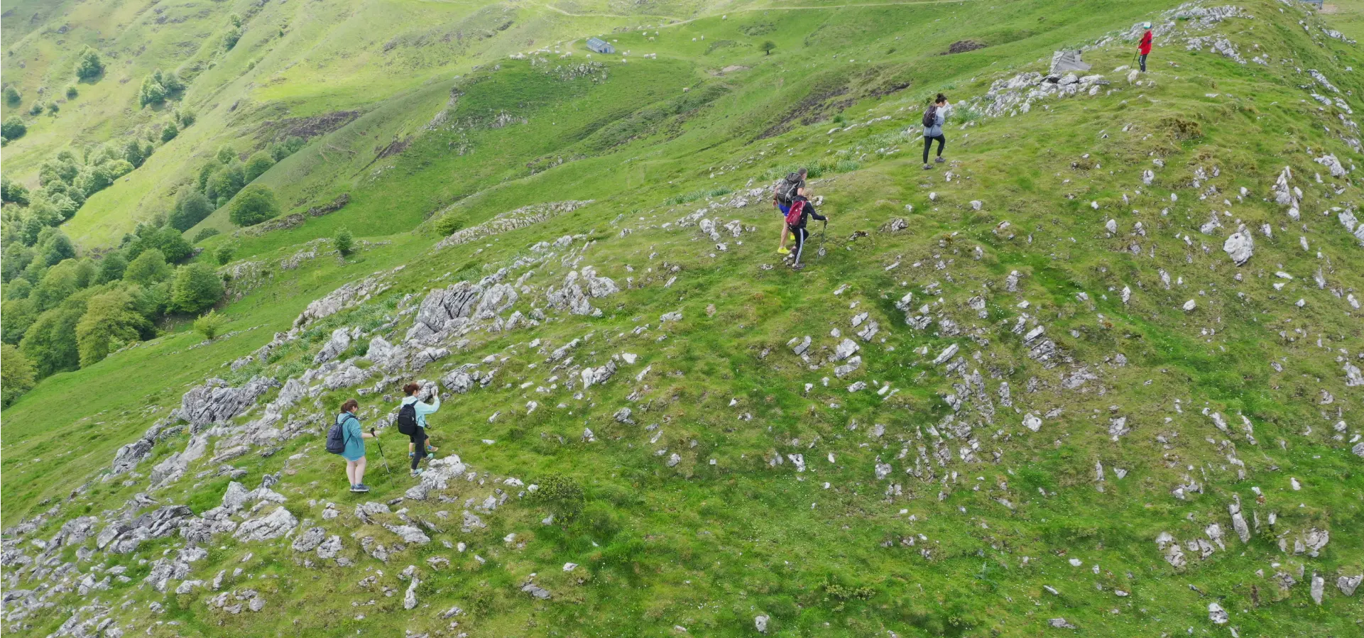 Randonneurs, accompagnés d'Eric Dutrey, sur les crêtes du pays basque.