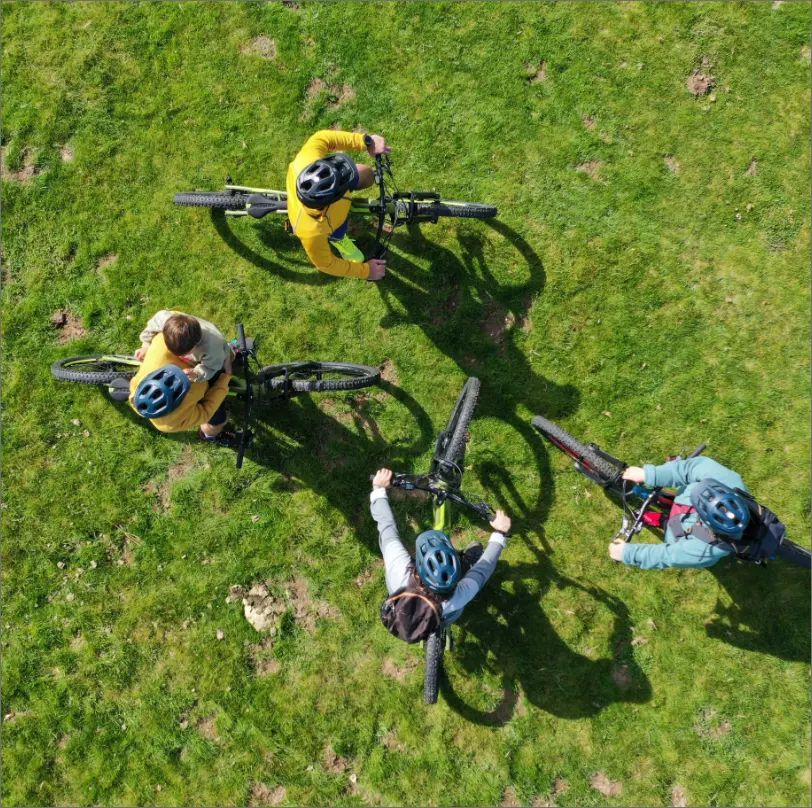 Randonneurs en Vtt électrique vu du dessus.