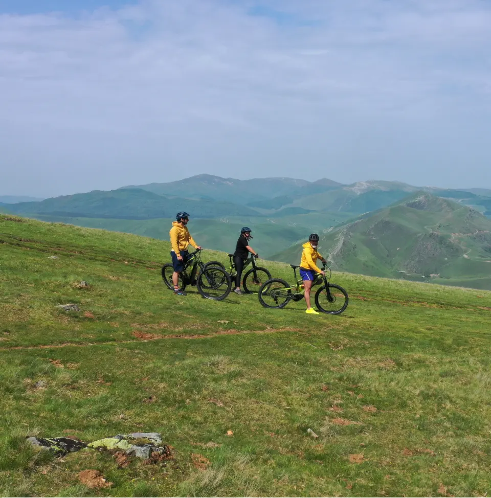 Eric Dutrey et des randonneurs en Vtt électrique au sommet d'Okabe.