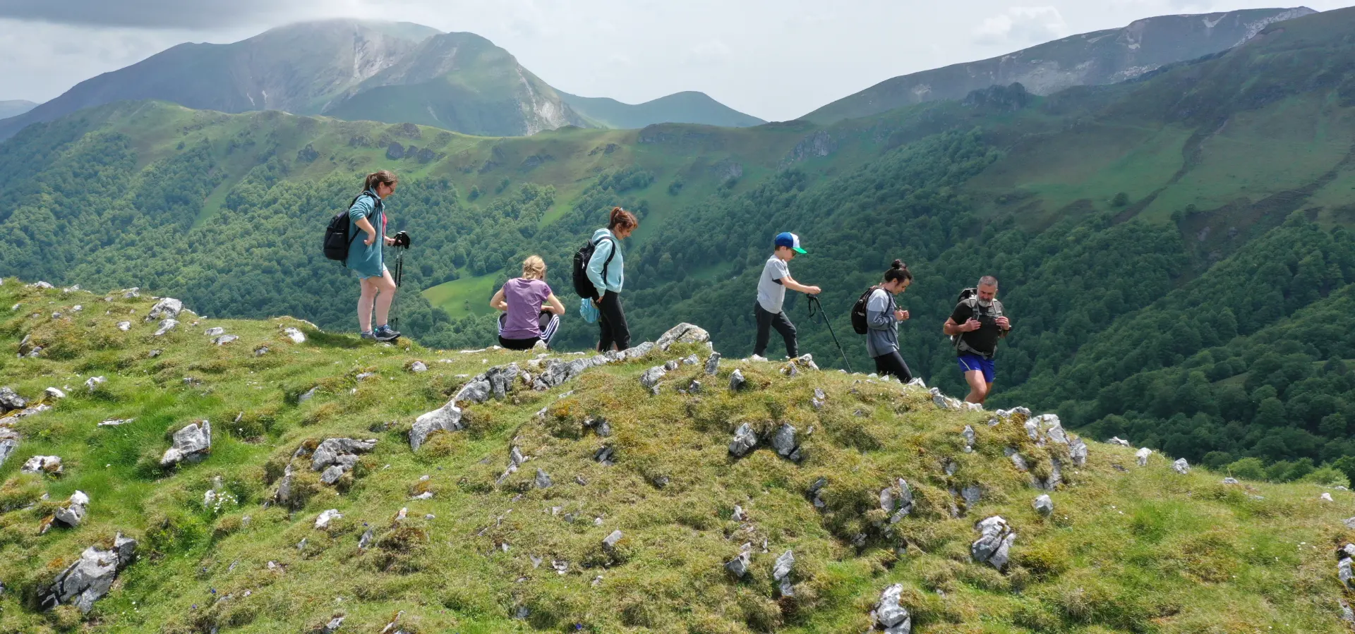 Randonneurs, accompagnés d'Eric Dutrey, sur les crêtes du pays basque.