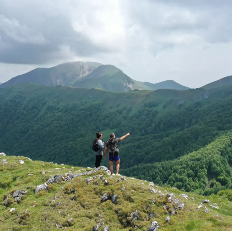Eric Dutrey, berger et accompagnateur raconte les histoires du Pays Basque à ses randonneurs.