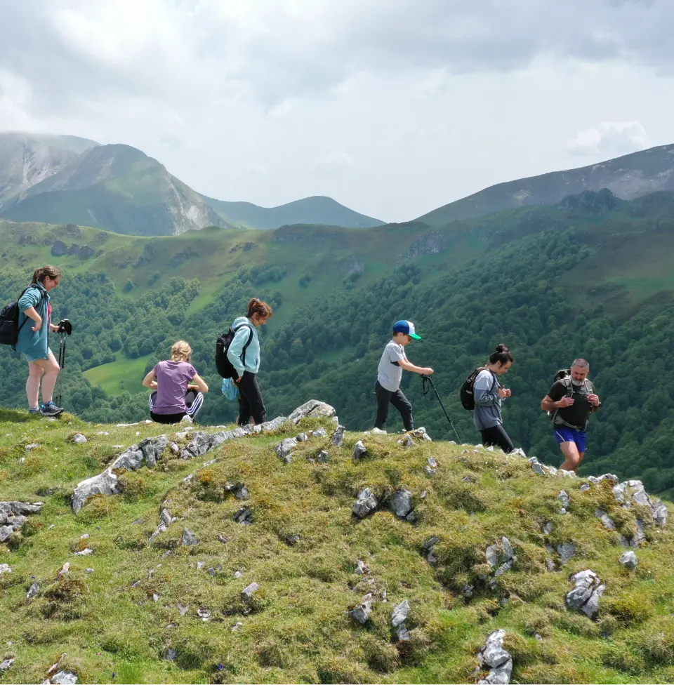Randonneurs, accompagnés d'Eric Dutrey, sur les crêtes du pays basque.