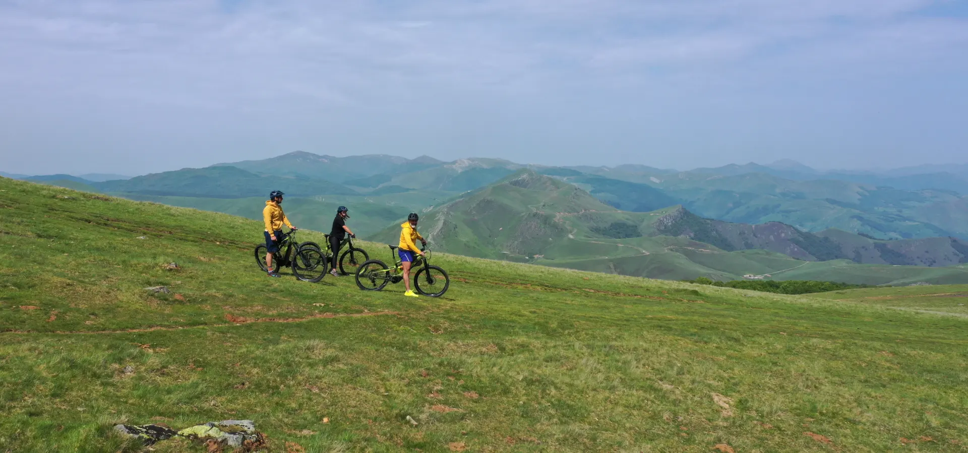 Eric Dutrey et des randonneurs en Vtt électrique au sommet d'Okabe.
