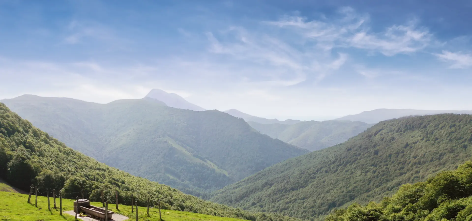 Sommets au Pays Basque sous un beau ciel bleu.