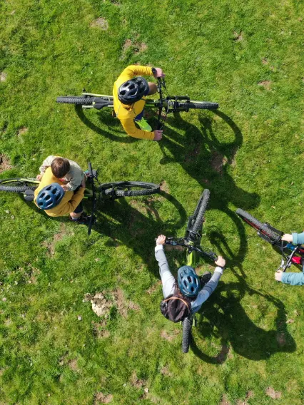 Randonneurs en Vtt électrique vu du dessus.
