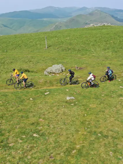 Eric Dutrey et des randonneurs en Vtt électrique au sommet d'Okabe.